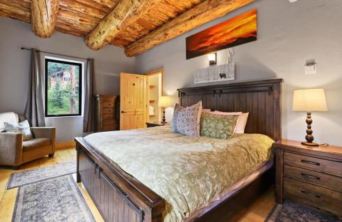 Blue River Casa | Spacious 7BR Lodge with Hot Tub Sauna and Mtn Views