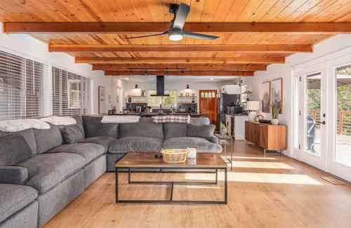 Yosemite Forks Casa | Spacious 7BR Yosemite Retreat - Hot Tub/Pet-Friendly