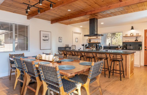 Yosemite Forks Casa | Spacious 7BR Yosemite Retreat - Hot Tub/Pet-Friendly