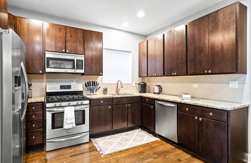 Avondale Casa | Spacious 8 BDRM + 2 Kitchens + Garage! Sleeps 16!