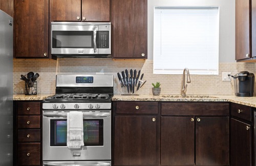 Avondale Casa | Spacious 8 BDRM + 2 Kitchens + Garage! Sleeps 16!