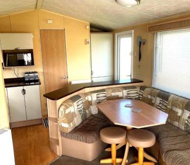 Burnham-on-Sea Otro | Spacious 8-Berth Caravan at Unity Beach Resort