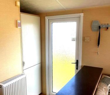 Burnham-on-Sea Otro | Spacious 8-Berth Caravan at Unity Beach Resort
