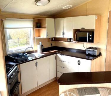 Burnham-on-Sea Otro | Spacious 8-Berth Caravan at Unity Beach Resort