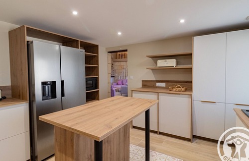 Blaison-Saint-Sulpice Cabaña | Spacious 8-bedroom cottage in Anjou vineyards