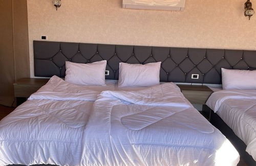 Wadi Rum Chalet De Esquí | Spacious 9-bedroom chalet in charming Wadi Rum Village with AC
