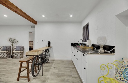 Rancho Oakey Casa | Spacious 9-bedroom house in Las Vegas 15 min to The Strip!