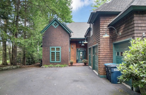 Moultonborough Casa | Spacious Adirondack sleeps 12 with stunning views of Castle In The Clouds