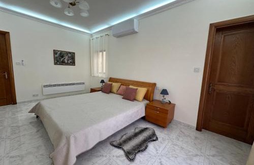 Qawra Apartamento | Spacious airy penthouse near Bugibba square