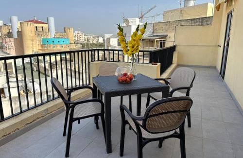 Qawra Apartamento | Spacious airy penthouse near Bugibba square