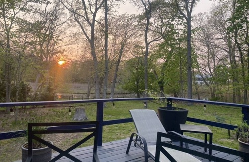 Sag Harbor Casa | Amplia, espaciosa, tranquila, casa recientemente renovada en un lote arbolado privado con estanque