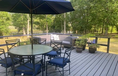 Sag Harbor Casa | Amplia, espaciosa, tranquila, casa recientemente renovada en un lote arbolado privado con estanque