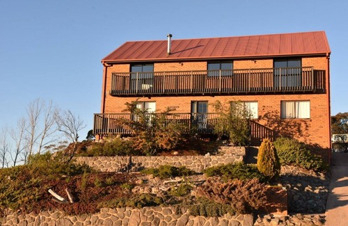 Jindabyne Casa | Spacious Alpine Escape with mountain & lake views