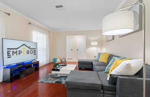Brandon Casa | Spacious & Amazing Home w/Big Pool and Patio