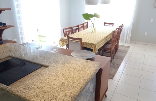 Rasa Casa | Casa espaciosa y confortable con área gourmet, WiFi, terraza, balcón, garaje