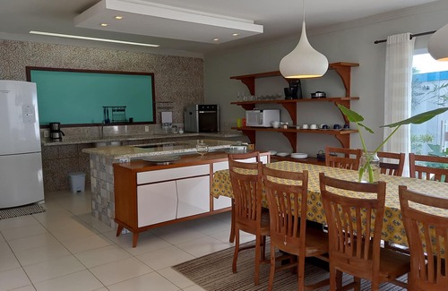 Rasa Casa | Casa espaciosa y confortable con área gourmet, WiFi, terraza, balcón, garaje