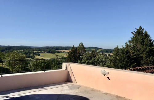 Lormes Casa | Spacious and bright house with terraces and beautiful views of the countryside.
