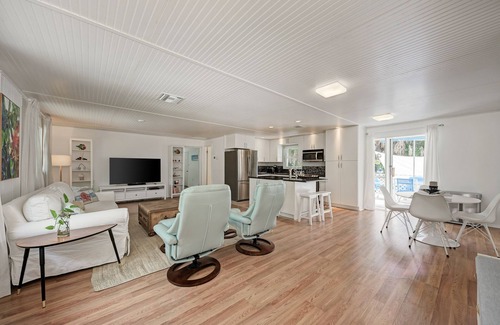 Englewood Apartamento | Spacious and bright two bedroom two bath in the perfect location for relaxation!