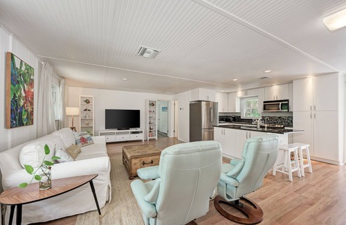 Englewood Apartamento | Spacious and bright two bedroom two bath in the perfect location for relaxation!