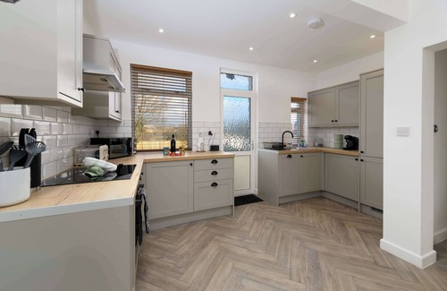 Neath Casa | Spacious and Comfortable 3 Bedroom Welsh Retreat