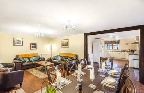 Hartland Casa | Spacious and Characterful 2 bedroom Detached Barn Conversion close to coast.