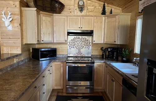 Tomahawk Casa | Spacious and Charming 3BR 3BA 2 Story Log Home, Canoe, Kayaks Included