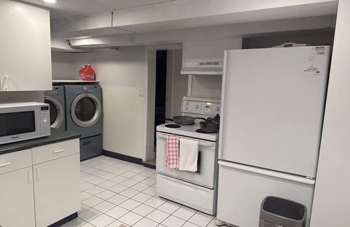 Upper Lonsdale Apartamento | Spacious and cozy unit, perfect for a comfortable retreat