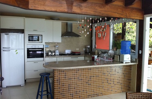 Sao Pedro Casa | casa espaciosa y cómoda en Ilhabela con impresionantes vistas w / el mar