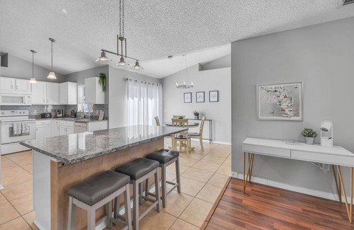 Sandalwood Casa | Spacious and Comfy 4b/2bath Family friendly and Quiet neighborhood