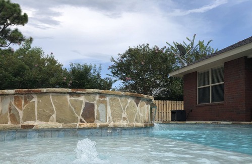 Gulf Breeze Casa | SPACIOUS and COZY 4 bedroom home w pool & spa