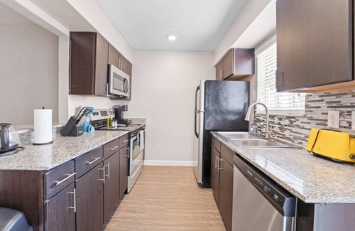 Pleasant Valley Apartamento | Spacious and Cozy King Bed 2BR Suite, 5 Min to DT