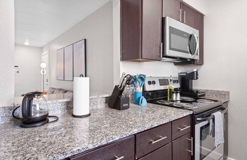 Pleasant Valley Apartamento | Spacious and Cozy King Bed 2BR Suite, 5 Min to DT