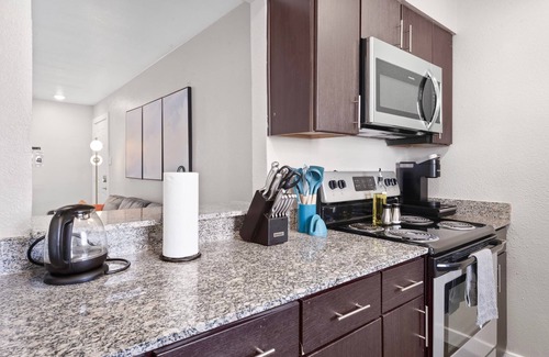 Riverside Apartamento | Spacious and Cozy King Bed 2BR Suite 5 Min to DT