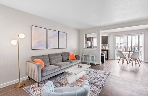 Riverside Apartamento | Spacious and Cozy King Bed 2BR Suite 5 Min to DT