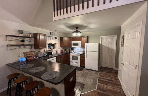 Locust Lake Village Chalet De Esquí | Spacious and cozy pet friendly chalet w/ hot tub & garden sauna
