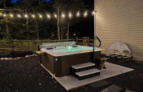 Locust Lake Village Chalet De Esquí | Spacious and cozy pet friendly chalet w/ hot tub & garden sauna
