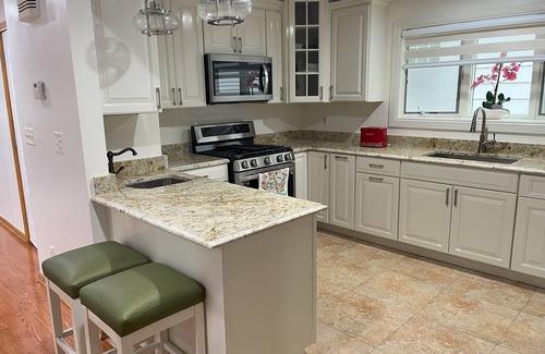 Murray Hill Apartamento | Spacious and Elegant apartment on second floor with all the amenities.