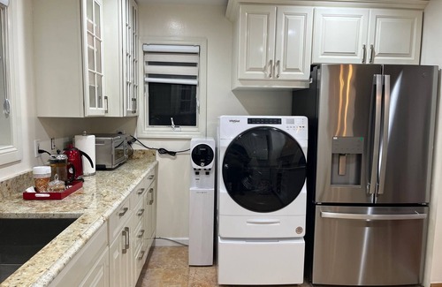 Murray Hill Apartamento | Spacious and Elegant apartment on second floor with all the amenities.