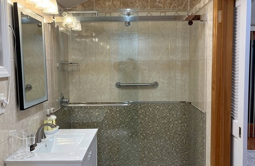 Murray Hill Apartamento | Spacious and Elegant apartment on second floor with all the amenities.