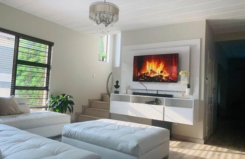 Greater Johannesburg Metropolitan Area Casa | Spacious and elegant residential home