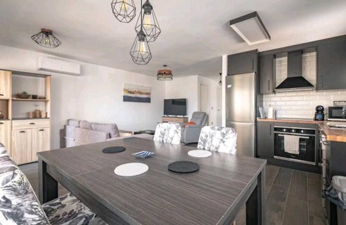 Cabo de las Huertas Apartamento | Spacious and Stylish 3 Bedroom Apartment- 4min walk to beach