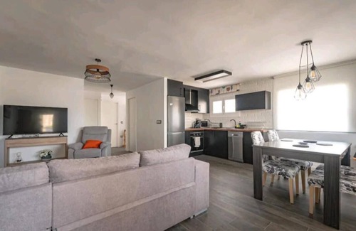 Cabo de las Huertas Apartamento | Spacious and Stylish 3 Bedroom Apartment- 4min walk to beach