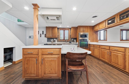 Fox Valley Casa | Spacious and family friendly getaway. 8 mins from Chicago Premium Outlet Mall.