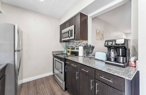 Pleasant Valley Apartamento | Spacious and Fun King Bed 2BR, 5 Min to DT