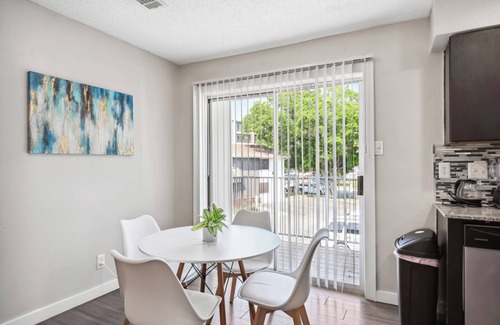 Pleasant Valley Apartamento | Spacious and Fun King Bed 2BR, 5 Min to DT