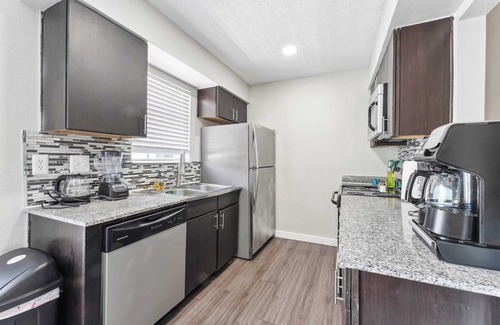 Pleasant Valley Apartamento | Spacious and Fun King Bed 2BR, 5 Min to DT
