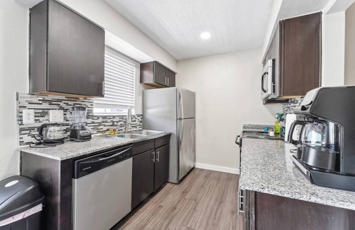 Riverside Apartamento | Spacious and Fun King Bed 2BR w Pool 5 Min to DT