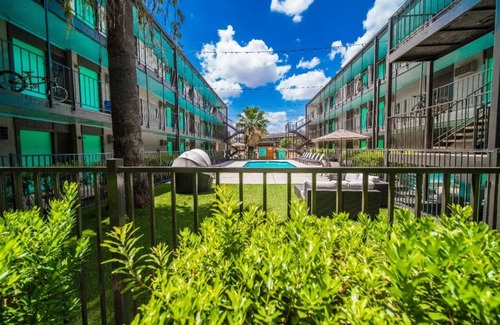 Riverside Apartamento | Spacious and Fun King Bed 2BR w Pool 5 Min to DT