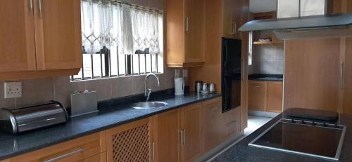 Greater Johannesburg Metropolitan Area Apartamento | Spacious and homely 4-bed home in Honey Hills