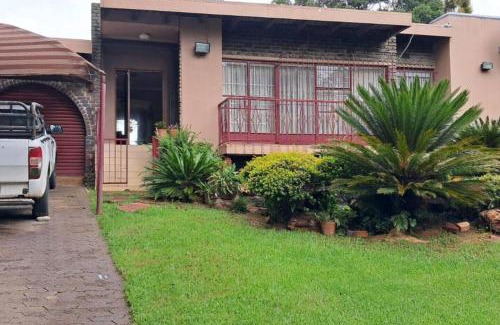 Greater Johannesburg Metropolitan Area Apartamento | Spacious and homely 4-bed home in Honey Hills